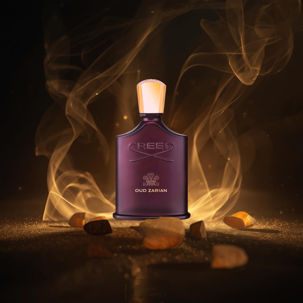 Flakon perfum Creed Oud Zarian stoi na ciemnym tle z delikatnym dymem kadzidła i kawałkami drewna oudowego. Ciepłe, złoto-bursztynowe światło podkreśla głębię i tajemniczy charakter zapachu.